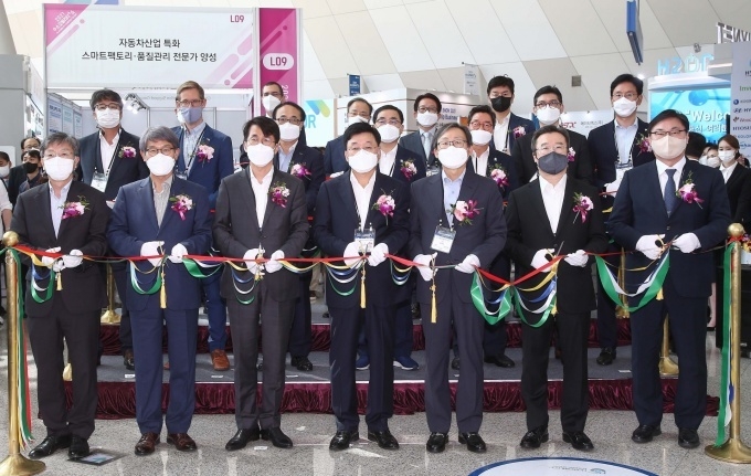8일 경기도 고양시 킨텍스에서 열린 2021수소모빌리티+쇼 개막행사에서 주요 내빈 및 참가사 CEO가 기념촬영을 하고 있다. 첫줄 좌측부터 대한무역투자진흥공사 유정열 사장, 한국수소산업협회 김방희 회장, 현대자동차 김동욱 부사장, 수소모빌리티+쇼조직위원회 정만기 조직위원장, 수소융합얼라이언스 문재도 회장, 수소에너지네트워크 도경환 회장, 킨텍스 이화영 사장.