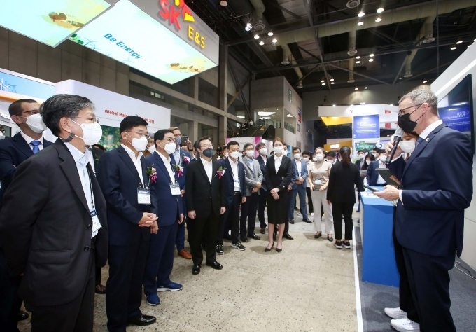 경기도 고양시 킨텍스에서 열린 2021수소모빌리티+쇼에서 주요 내빈 및 참가사 CEO가 전시장을 둘러보고 있다.
