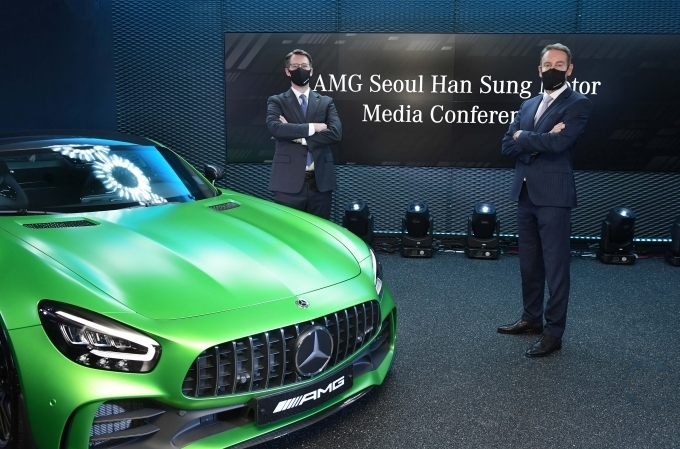 9일 강남구 신사동에 위치한 ‘AMG Seoul’의 공식 오픈을 선언하는 온라인 미디어 컨퍼런스가 진행되어, 메르세데스-벤츠 코리아 토마스 클라인 대표이사 사장(왼쪽)과 한성자동차 대표 울프아우스프룽(오른쪽)이 참석하였다.