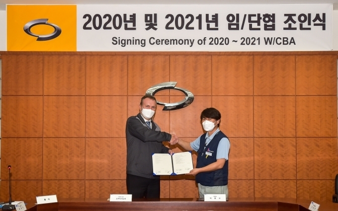 르노삼성자동차 2020년 및 2021년 임단협 조인식에서 도미닉시뇨라 대표이사(좌)와 박종규 노조위원장(우)이 악수하고 있다.