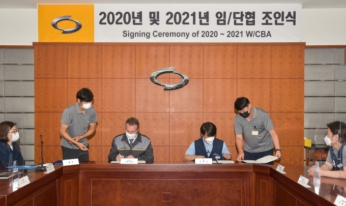 르노삼성자동차 2020년 및 2021년 임단협 조인식에서 도미닉시뇨라 대표이사(좌)와 박종규 노조위원장(우)이 서명하고 있다.