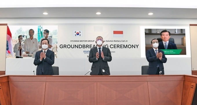 인도네시아에서 진행된 배터리셀 합작공장 기공식 행사 중 인도네시아 조코 위도도 대통령(왼쪽 상단 화면)이 착공 버튼을 누르고 있다. 현대차그룹 정의선 회장(앞줄 가운데), 현대차그룹 김걸 사장(앞줄 왼쪽), 현대모비스 조성환 사장(앞줄 오른쪽)이 현대차그룹 양재동 사옥 회의실에서 온라인 화상 연결을 통해 함께 축하하고 있다. LG에너지솔루션 김종현 사장(오른쪽 상단 화면)도 화상 연결을 통해 참석했다.