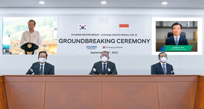 인도네시아에서 진행된 배터리셀 합작공장 기공식 행사 중 인도네시아 조코 위도도 대통령(왼쪽 상단 화면)이 축하 인사말을 하고 있다. 현대차그룹 정의선 회장(앞줄 가운데), 현대차그룹 김걸 사장(앞줄 왼쪽), 현대모비스 조성환 사장(앞줄 오른쪽)이 현대차그룹 양재동 사옥 회의실에서 온라인 화상 연결을 통해 참석했다. LG에너지솔루션 김종현 사장(오른쪽 상단 화면)도 화상 연결을 통해 참석했다.