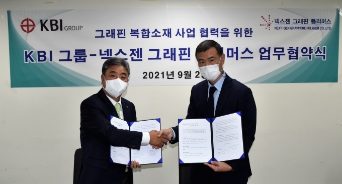 박한상 KBI그룹 부회장(사진 왼쪽)과 최진영 넥스젠그래핀폴리머스 대표이사가 서울 용산구 갑을빌딩에서 그래핀 복합소재 사업 협력을 위한 업무협약을 체결한 뒤 기념촬영하고 있다.
