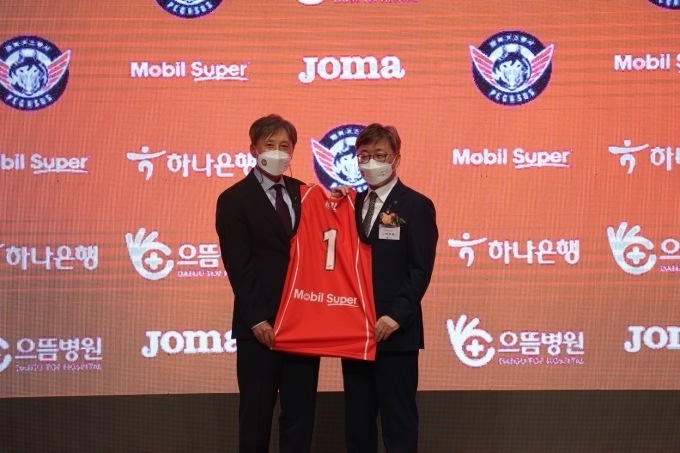 모빌코리아윤활유㈜는 27일 대구 인터불고호텔에서 열린 한국가스공사 페가수스(Pegasus) 프로농구단 창단식에서 구단과 올시즌 스폰서십을 체결했다. (사진은 왼쪽부터 엑손모빌 한국 사장단 대표 정성욱 사장, 한국가스공사 채희봉 사장)