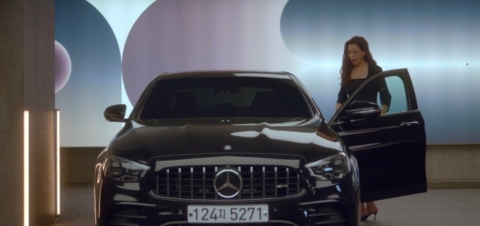 드라마 원더우먼에 등장한 배우 이하늬와 더 뉴 메르세데스-AMG E 53 4MATIC+.jpg