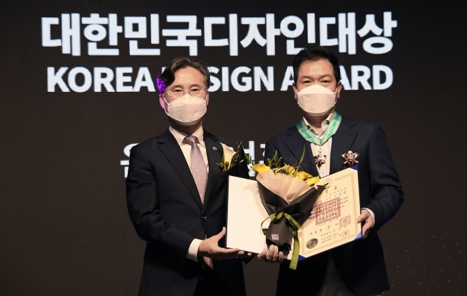대한민국디자인대상 시상식 현장. 오른쪽이 이상엽 전무, 왼쪽은 박진규 산업통상자원부 1차관