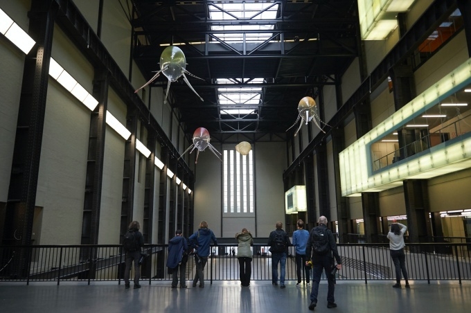 현대 커미션: 아니카 이: In Love With The World 전시 전경 출처: Hyundai Commission: Anicka Yi: In Love With The World Tate Modern 2021. Photo © Tate (Ben Fisher Photography)