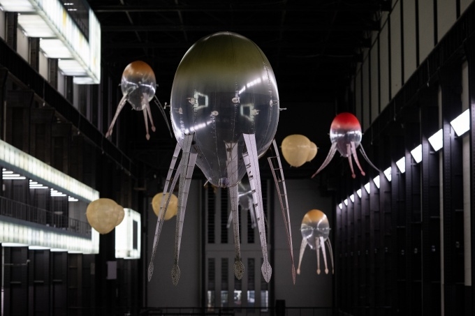 현대 커미션: 아니카 이: In Love With The World 전시 전경 출처: Installation view of Hyundai Commission: Anicka Yi: In Love With The World at Tate Modern, October 2021. Photo © Tate (Will Burrard-Lucas)