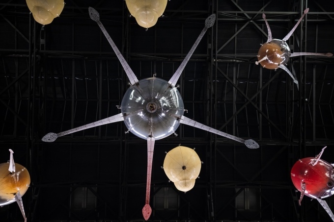 현대 커미션: 아니카 이: In Love With The World 전시 전경 출처: Installation view of Hyundai Commission: Anicka Yi: In Love With The World at Tate Modern, October 2021. Photo © Tate (Will Burrard-Lucas)