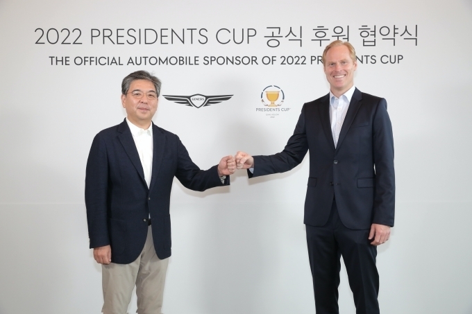 지난 10일 잭 니클라우스 골프클럽 코리아에서 진행된 프레지던츠 컵 협약식에서 (왼쪽부터) 제네시스 브랜드 장재훈 사장, 크리스찬 하디 PGA투어 수석 부사장이 기념 사진 촬영을 하고 있다.