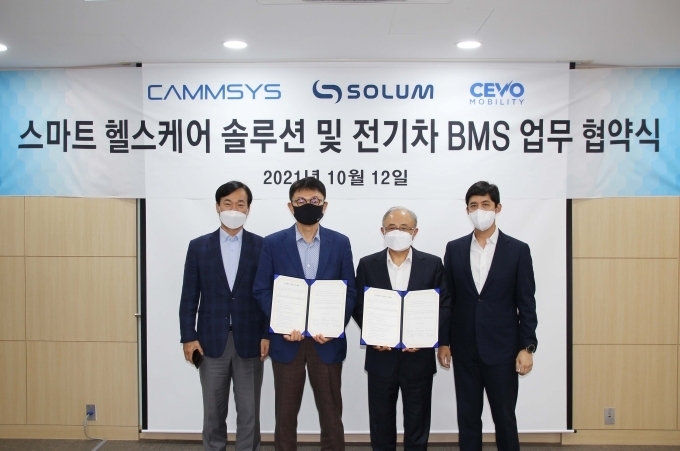 인천 송도에 위치한 캠시스 본사에서 진행된 MOU 체결식 기념촬영 모습 (사진 좌측부터 솔루엠 유재설 전무, 전성호 대표, 캠시스 및 쎄보모빌리티 박영태 대표, 캠시스 권현진 부회장)