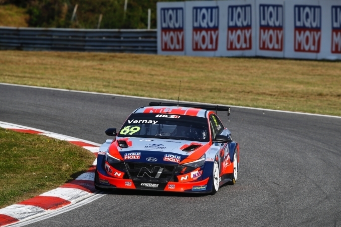 프랑스에서 열린 ‘2021 WTCR(World Touring Car Cup)’ 6차전에서 현대자동차 ‘엘란트라(국내명: 아반떼) N TCR’이 주행하고 있는 모습