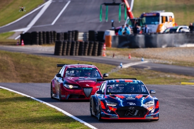 프랑스에서 열린 ‘2021 PURE ETCR(Electric Touring Car Race)’ 최종전에서 현대자동차 ‘벨로스터 N ETCR’이 주행하고 있는 모습