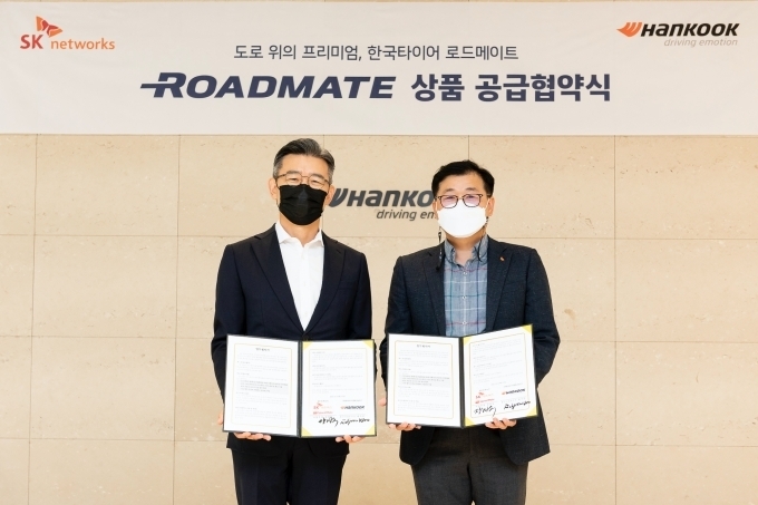(왼쪽부터) 원석준 한국타이어앤테크놀로지㈜ 한국사업본부장과 장영욱 SK네트웍스㈜ 스피드메이트 사업부장이 로드메이트 상품 공급협약식에서 기념촬영을 하고 있다.