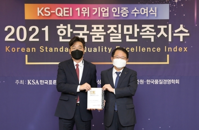 22일 한국표준협회 DT센터에서 진행된 2021 한국품질만족지수 인증수여식에서 한국타이어앤테크놀로지(주) 고객품질보증 이경문 담당(왼쪽)과 한국표준협회 강명수 회장(오른쪽)이 기념 촬영을 진행하고 있다.