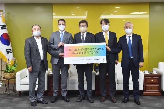 (좌로부터) 메르세데스-벤츠 공식 딜러 스타자동차 유재진 회장, 메르세데스-벤츠 사회공헌위원회 토마스 클라인 의장, 부산광역시 박형준 시장, 부산MBC 구자중 대표이사, 아이들과미래재단 이훈규 이사장