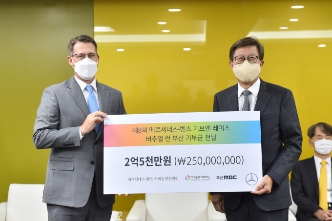 (좌로부터) 메르세데스-벤츠 사회공헌위원회 토마스 클라인 의장, 부산광역시 박형준 시장,