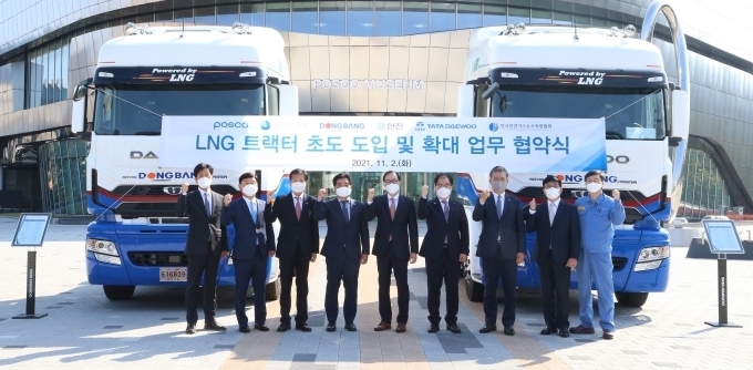 친환경 물류 실현을 위한 LNG 트랙터 초도 도입 및 확대 업무 협약식에 참석한 (좌로부터) 한국천연가스수소차량협회 박성수 협회장, 주식회사 한진 노삼석 대표이사, 주식회사 동방 성경민 대표이사, 타타대우상용