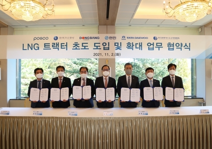 친환경 물류 실현을 위한 LNG 트랙터 초도 도입 및 확대 업무 협약식에 참석한 (좌로부터) 타타대우상용차판매 김정우 대표이사, 주식회사 동방 성경민 대표이사, 한국가스공사 이승 경영관리부사장, 포스코 김광수