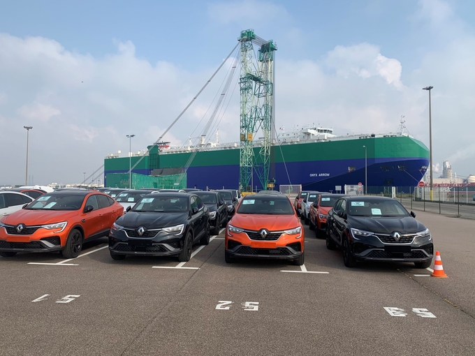 5월 초 프랑스 Le havre항에서 양하 작업 중인 XM3