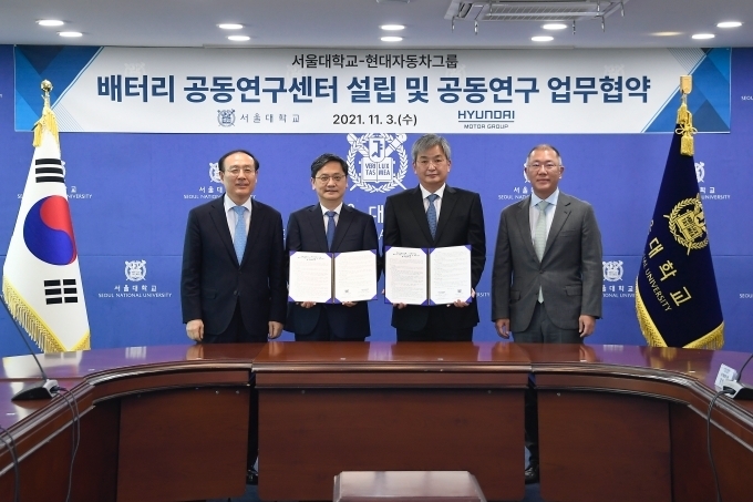 서울 관악구 서울대 관악캠퍼스 행정관에서 열린 '현대차그룹-서울대 배터리 공동연구센터' 설립 및 중장기 공동연구를 위한 업무협약(MOU) 체결식에서 (왼쪽부터) 서울대 오세정 총장, 이병호 공대학장, 현대차그룹 임태원 전무, 정의선 회장이 MOU 체결 후 기념촬영하고 있다.