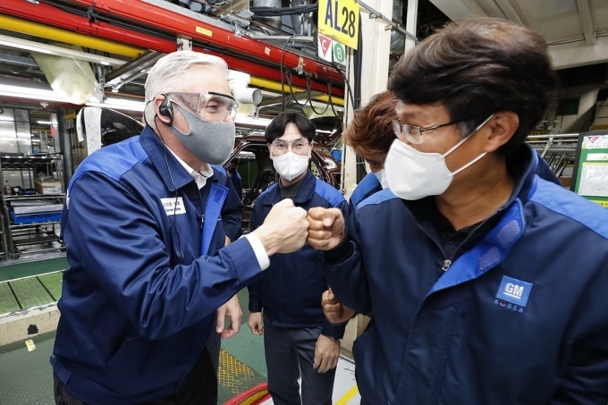스티브 키퍼 제너럴모터스(GM) 수석부사장 겸 해외사업부문 사장이 9일 한국지엠 부평공장을 방문해 카허 카젬 한국지엠 사장 등 임직원들과 인사를 나누며 한국 사업장의 투자 진행 현황을 살피는 모습