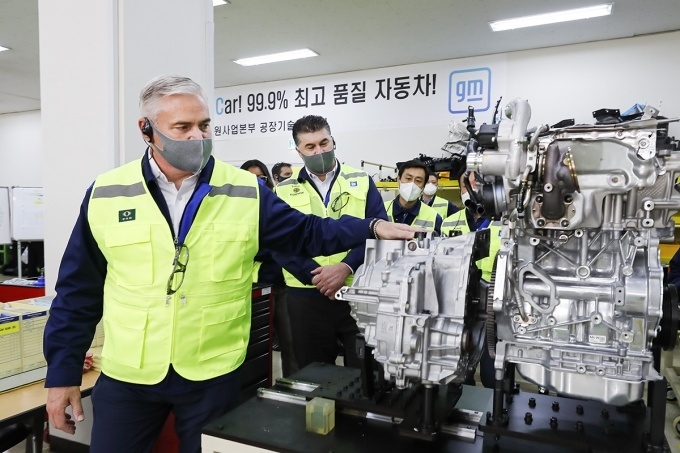 스티브 키퍼 제너럴모터스(GM) 수석부사장 겸 해외사업부문 사장이 10일 한국지엠 창원공장을 방문해 카허 카젬 한국지엠 사장 등 임직원들과 함께 신축 도장공장 등 신규 설비에 대한 준비 상황을 살펴보는 모습