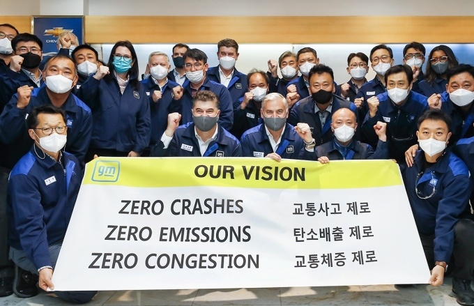 스티브 키퍼 제너럴모터스(GM) 수석부사장 겸 해외사업부문 사장이 10일 한국지엠 창원공장을 방문해 카허 카젬 한국지엠 사장, 금속노조 한국지엠지부 김성갑 지부장 등 임직원들과 함께 GM의 비전이 적힌 배너를 들고 포즈를 취하고 있는 모습