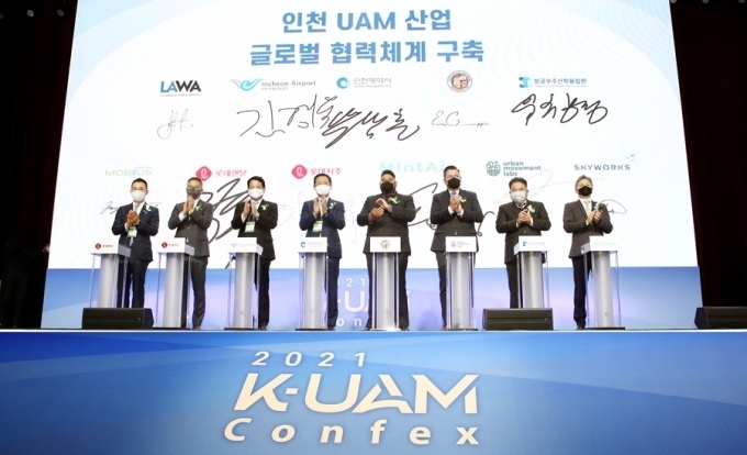   (사진 왼쪽부터) 김현수 롯데렌탈 대표, 김승욱 롯데지주 상무, 김경욱 인천국제공항공사 사장, 박남춘 인천광역시장 (사진 오른쪽부터) 최유진 민트에어 대표 유창경 항공우주산학융합원장   