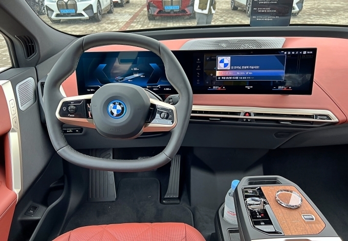 BMW iX 실내