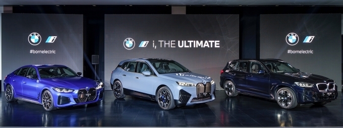 (왼쪽부터) BMW의 순수전기차 4도어 쿠페 i4, 'iX', 'iX3'