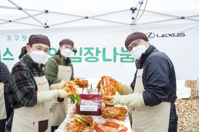 왼쪽부터 한국토요타자동차 나카하라 토시유키 상무, 김형준 이사, 타케무라 노부유키 사장