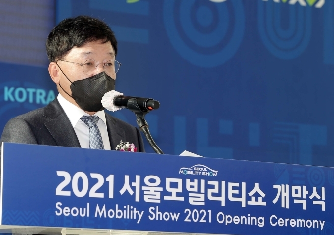 경기도 고양시 킨텍스에서 열린 2021서울모빌리티쇼 개막식에서 정만기 서울모빌리티쇼조직위원장(KAMA 회장)이 개막사를 하고 있다.