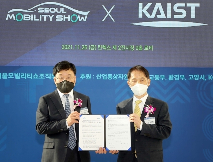 경기도 고양시 킨텍스에서 진행된 한국자동차산업협회와 KAIST 협약식이 열렸다. 이날 협약식에서 정만기 한국자동차산업협회 회장(좌), 이광형 KAIST 총장(우)이 기념촬영을 하고 있다.