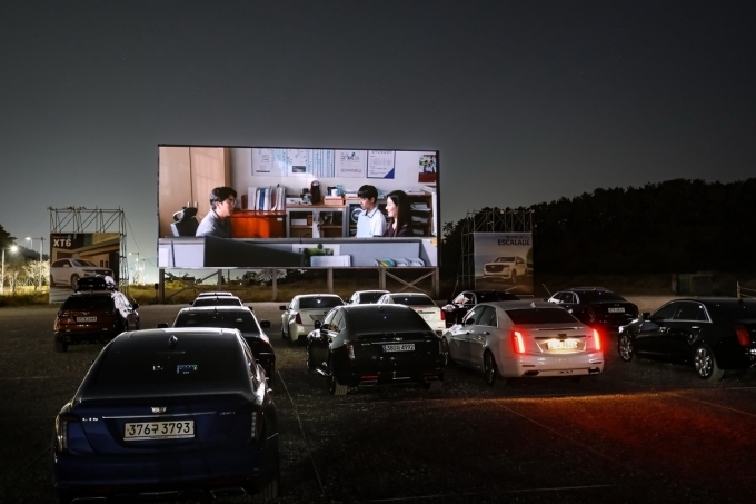 무비 나잇 인 부산(Movie Night in Busan)에 참여한 캐딜락 오너들이 자동차 극장에서 영화 관람을 하고 있다.