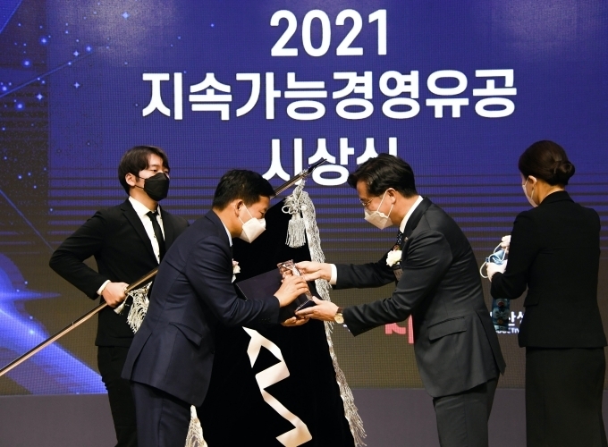 기아 김상대 기업전략실장(전무, 왼쪽 2번째)이 산업통상자원부 박진규 차관(왼쪽 3번째)으로부터 ‘2021 지속가능경영유공 정부포상’ 국무총리 표창을 수상하고 있다.