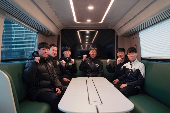 (왼쪽부터)전북 현대 모터스 홍정호 선수, 이운재 코치, 김두현 수석 코치, 김상식 감독, 안재석 코치, 박원재 코치가 유니버스 작전지휘차에서 기념 촬영을 하고 있는 모습