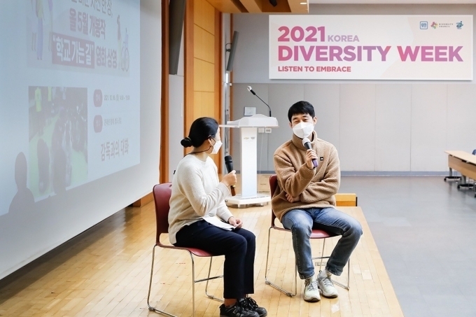 6일 다양성 주간을 맞아 한국지엠 부평본사 홍보관에서 열린 '학교 가는 길' 영화 상영회 후 김정인 감독(사진 오른쪽)이 참석자들과 다양성에 대해 의견을 나누는 모습.