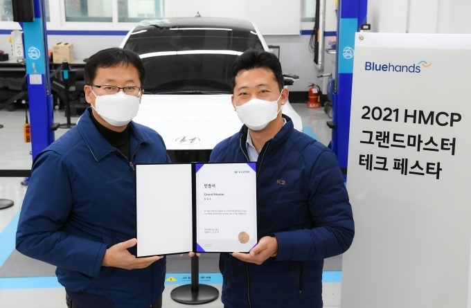 최일호 엔지니어가 그랜드마스터 인증서를 받아 기념촬영하는 모습