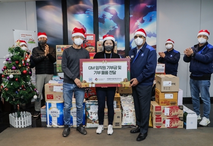 한국지엠 구매부분 임직원들이 15일 GM 한국사업장 부평 본사에서 열린 지엠한마음재단코리아 ‘사랑의 기부금 전달식’에 참석해 인천 지역 사회 복지 기관에 전달하기 위해 임직원들이 자발적으로 모금한 기부금과 기부 물품 앞에서 포즈를 취하는 모습. 앞줄 맨 오른쪽이 뭄샤드 아매드 한국지엠 구매 부사장