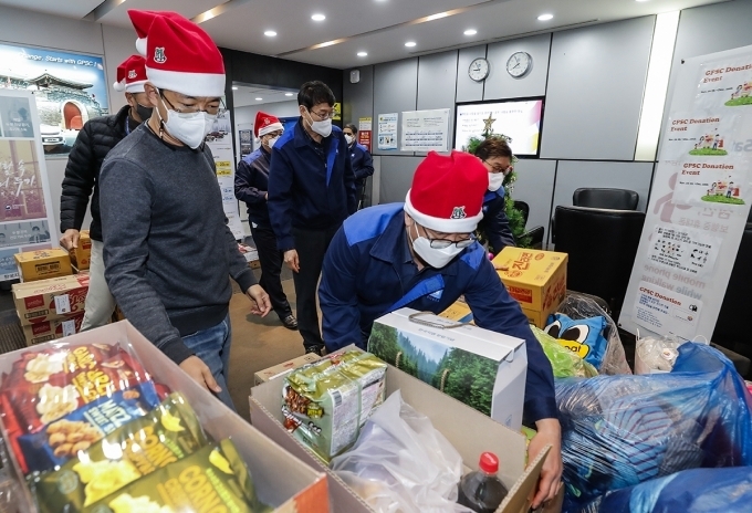한국지엠 구매부분 임직원들이 15일 GM 한국사업장 부평 본사에서 열린 지엠한마음재단코리아 ‘사랑의 기부금 전달식’에 참석해 인천 지역 사회 복지 기관에 전달하기 위해 임직원들이 자발적으로 모금한 기부금과 기부 물품을 나르는 모습