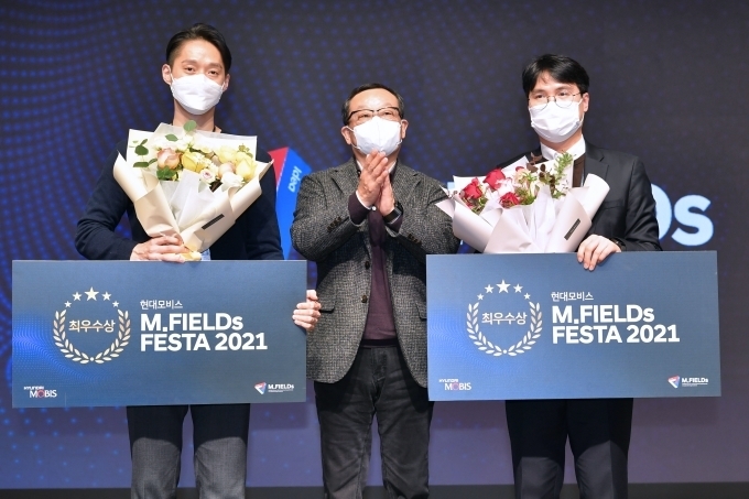 현대모비스 기술연구소에 위치한 THE STUDIO M.에서 열린 임직원 아이디어 페스티벌 ‘M.FIELDs FESTA 2021’의 최우수 아이디어 시상식 모습.