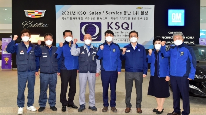 한국지엠 노사가 지난 10월 한국지엠 홍보관에서 부평구청장 일행과 지산지소 캠페인 간담회를 갖고, 캠페인 참여 의지를 함께 다지는 장면. (사진 왼쪽 네번째부터 오른쪽으로 김성갑 전국금속노동조합 한국지엠 지부장, 차준택 부평구청장, 최종 한국지엠 부사장)