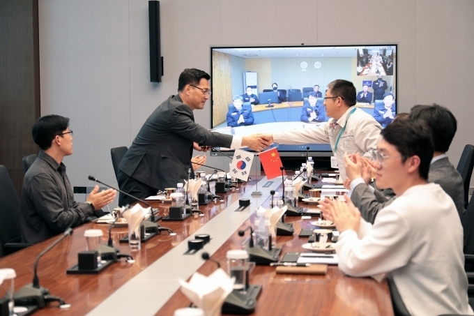 쌍용자동차는 친환경 미래차 시장 대응을 위해 글로벌 전기차 선도기업인 BYD사와 전기차 핵심부품인 배터리 개발 계약 및 배터리 팩 자체 생산을 위한 기술협력 MOU를 21일 체결했다.(사진왼쪽 쌍용자동차 NEV 추진단 심준엽 단장, 오른쪽 BYD 글로벌 비즈니스 총괄 자오톰 사장)