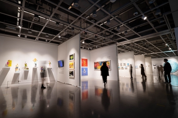 지난 9일부터 19일까지 진행된 드림그림 10주년 전시회 ‘A dream of 10 years’에 방문하여 드림그림 학생과 아티스트의 작품들을 구경하는 관람객들