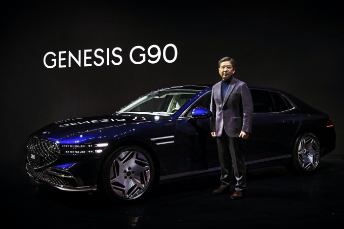 제네시스 장재훈 사장이 G90 미디어 이벤트에서 기념 사진을 촬영하고 있는 모습