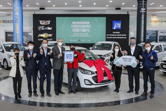 인천 사회복지공동모금회와 초록우산 어린이재단의 임직원들이 13일 한국지엠 부평본사에서 열린 차량 기증식 행사에 참석해 기념 촬영을 하는 모습. 왼쪽부터 윤명옥 지엠한마음재단코리아 사무총장, 차준택 부평구청장, 이성만 국회의원, 로베르토 렘펠 지엠테크니컬센터코리아 대표, 조상범 인천 사회복지공동모금회 회장, 신정원 초록우산 어린이재단 인천지역 본부장, 카허 카젬 지엠한마음재단코리아 이사장, 최종 한국지엠 부사장