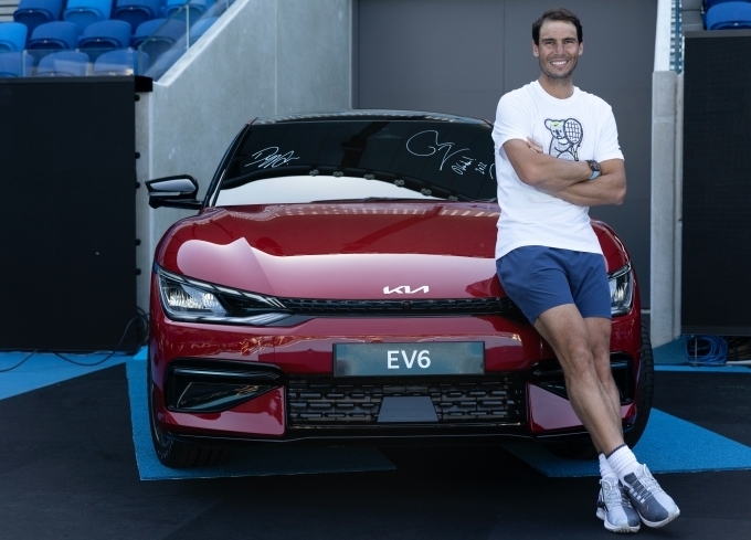 테니스 선수 라파엘 나달(Rafael Nadal)이 호주오픈 공식차량 전달식에서 기념 사진을 촬영하고 있는 모습