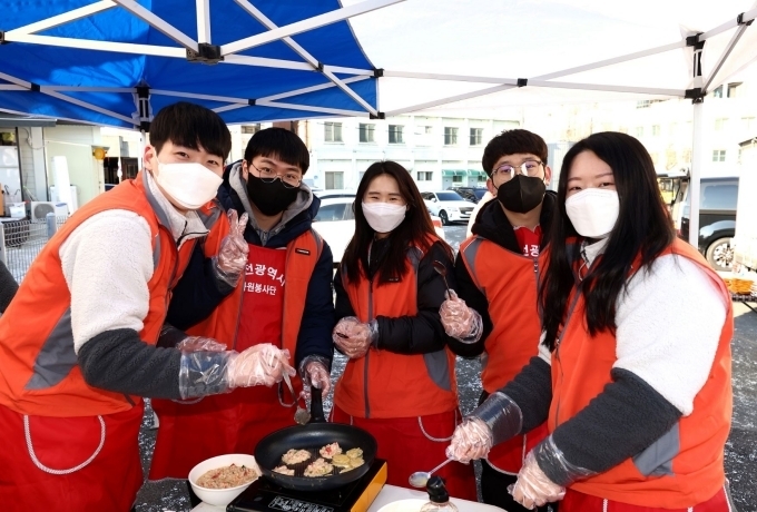 한국타이어 신입사원 100여명이 밑반찬 조리 봉사활동에 나선 모습